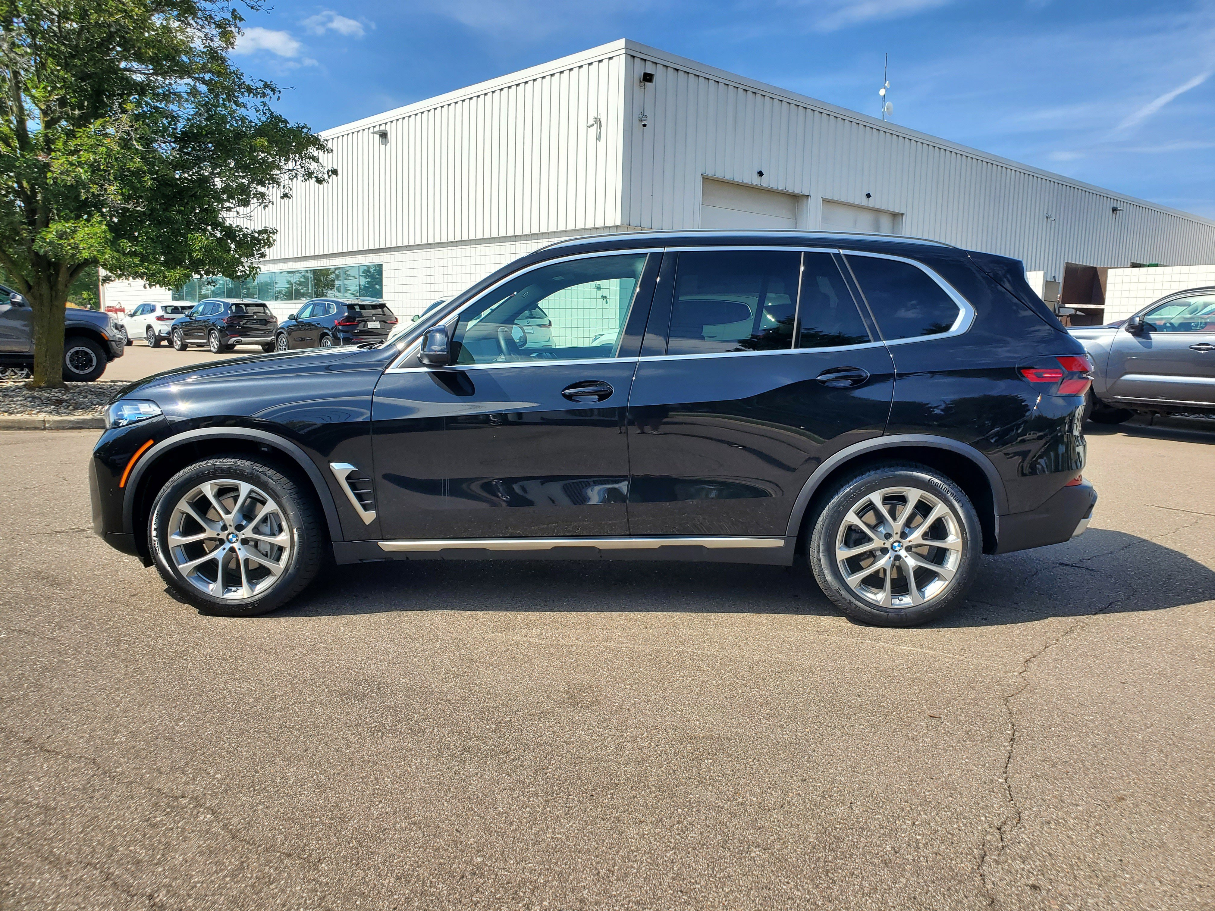 Certified 2024 BMW X5 xDrive40i w/ Premium Package AWD/4WD image 2