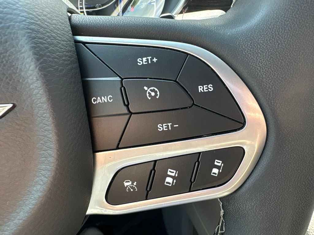 Used 2023 Chrysler Pacifica Limited FWD image 13