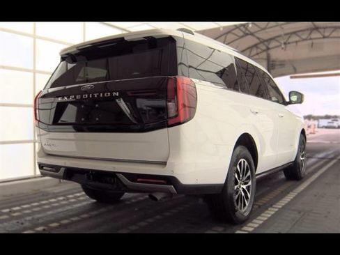 Used 2025 Ford Expedition Platinum AWD/4WD image 3
