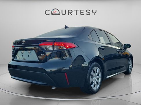 Used 2021 Toyota Corolla LE image 3