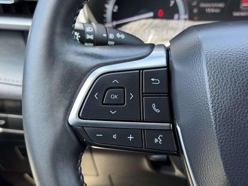 Used 2021 Toyota Highlander XLE AWD/4WD image 9