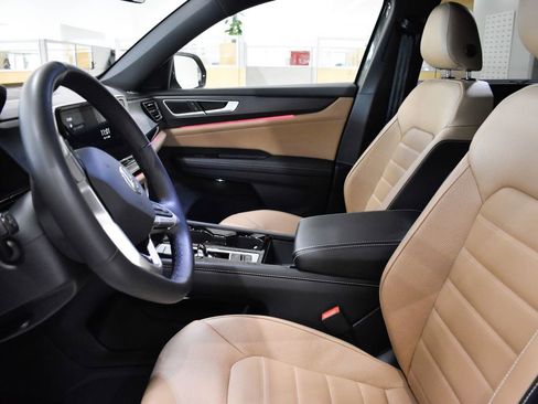 Used 2025 Volkswagen Atlas Cross Sport SEL R-Line AWD/4WD image 9