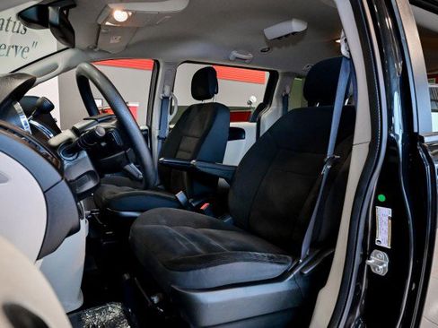 Used 2019 Dodge Grand Caravan SE w/ UConnect Hands-Free Group image 13