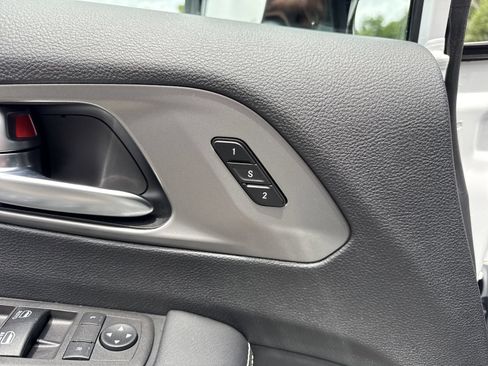 Used 2025 Chrysler Pacifica Select FWD image 19