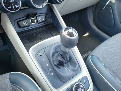 Used 2023 Hyundai Venue Limited FWD image 29