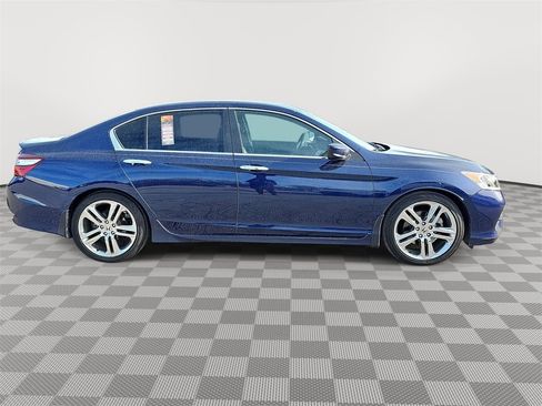 Used 2017 Honda Accord Sport image 4