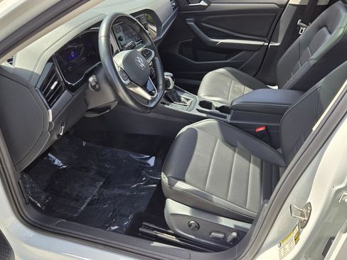 Certified 2023 Volkswagen Jetta SE w/ Panoramic Sunroof Package FWD image 11