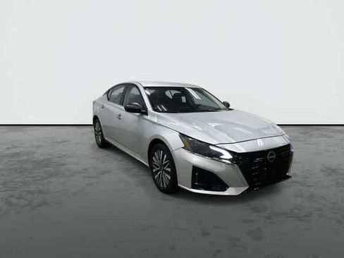 Used 2025 Nissan Altima 2.5 SV FWD image 6