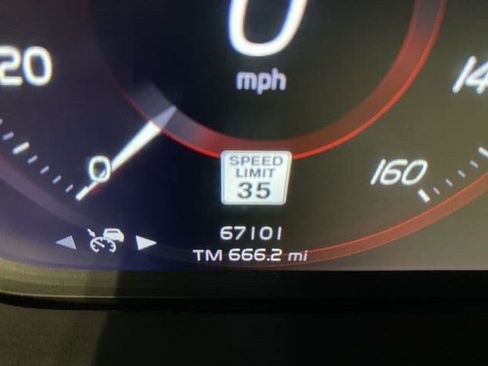 Used 2021 Volvo XC40 T5 Momentum image 24