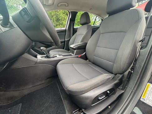 Used 2018 Chevrolet Cruze LT w/ Convenience Package FWD image 21