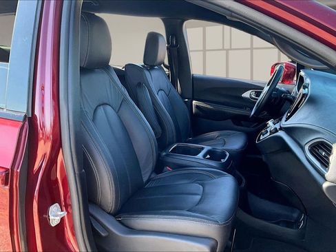 Used 2021 Chrysler Pacifica Touring-L w/ Uconnect Theater Family Group image 27
