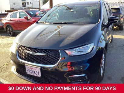 Used 2025 Chrysler Pacifica Select