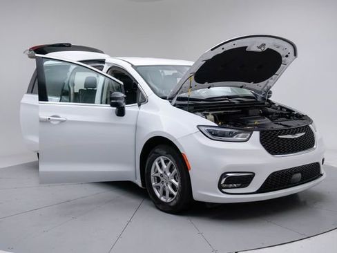 Used 2024 Chrysler Pacifica Touring-L image 16