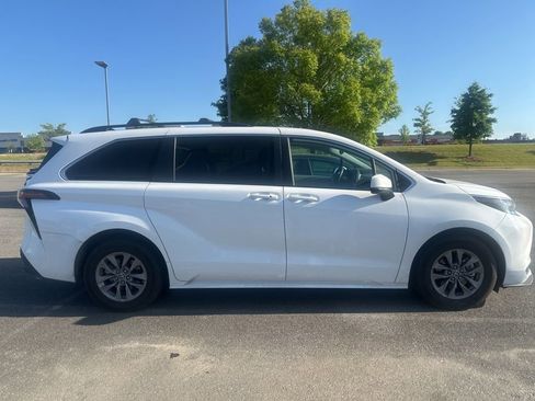 Used 2023 Toyota Sienna LE image 2