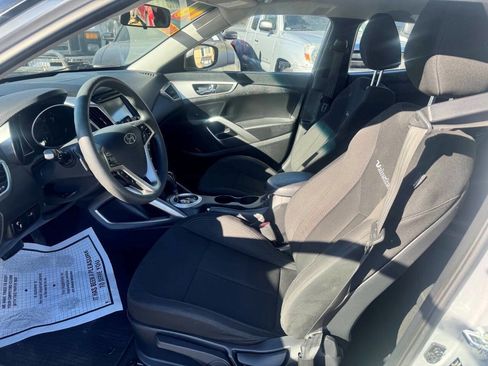 Used 2016 Hyundai Veloster image 8