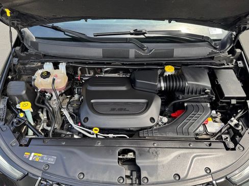 Used 2023 Chrysler Pacifica Touring-L FWD image 43