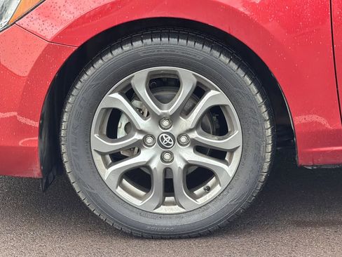 Used 2020 Toyota Yaris XLE image 27