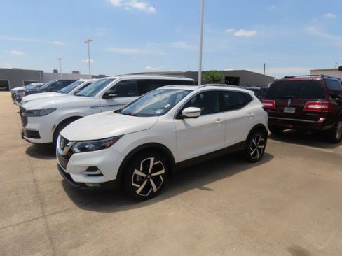 Used 2021 Nissan Rogue Sport SL w/ Premium Package FWD image 2