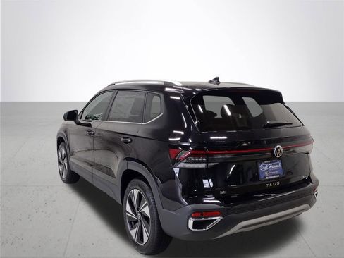 New 2026 Volkswagen Taos SE image 10
