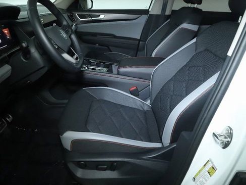 Used 2025 Volkswagen Atlas Peak Edition SE image 21