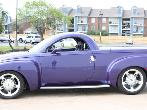 Used 2004 Chevrolet SSR w/ Preferred Equipment Group RWD image 21