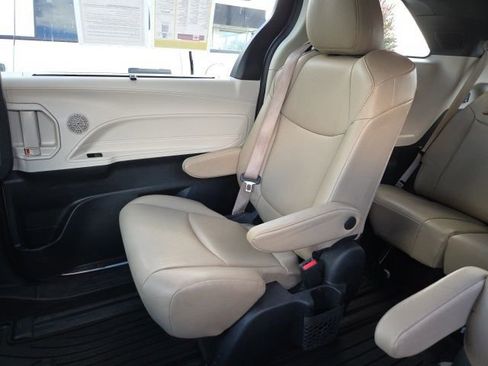 Used 2023 Toyota Sienna XLE image 28