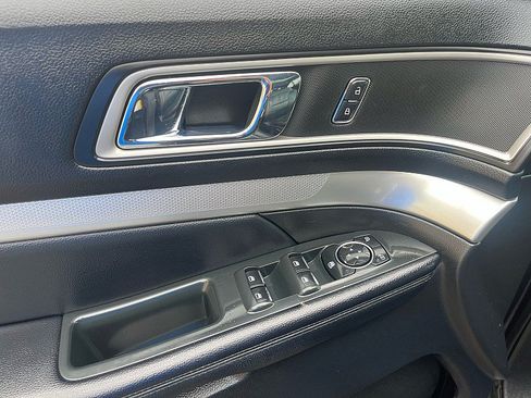 Used 2017 Ford Explorer XLT w/ Equipment Group 202A AWD/4WD image 24