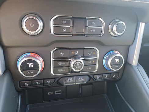 Used 2023 GMC Yukon XL SLT image 13