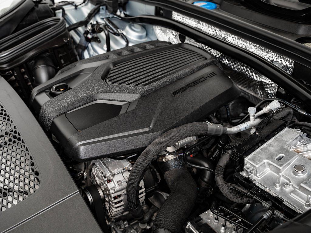 Certified 2025 Porsche Macan AWD/4WD image 47
