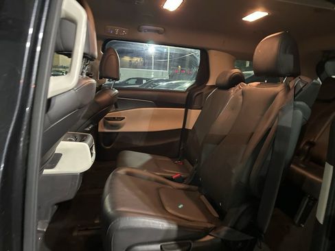 Used 2022 Kia Carnival LX image 8