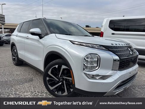 Used 2023 Mitsubishi Outlander SE image 1
