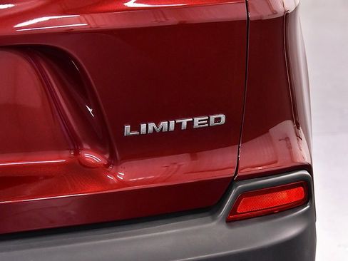 Used 2019 Jeep Cherokee Limited image 11