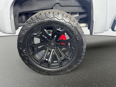 Used 2025 GMC Sierra 1500 AT4 w/ AT4 Premium Package AWD/4WD image 32