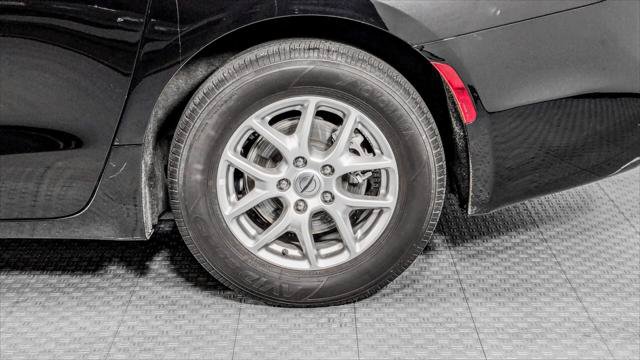Used 2024 Chrysler Pacifica Touring-L FWD image 35