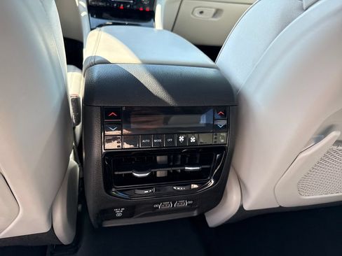 Used 2023 Jeep Grand Cherokee Overland w/ Luxury Tech Group IV AWD/4WD image 40