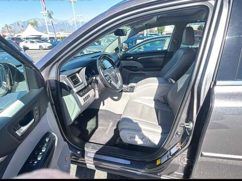 Used 2019 Toyota Highlander Limited image 3
