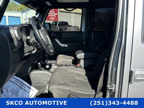 Used 2017 Jeep Wrangler Unlimited Sahara w/ Connectivity Group image 11