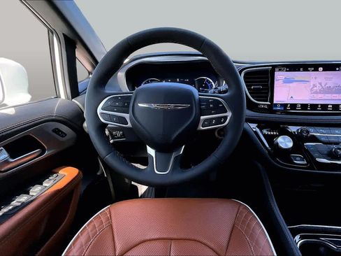 Used 2024 Chrysler Pacifica Pinnacle FWD image 6