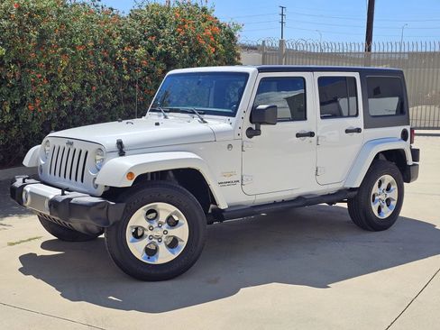 Used 2014 Jeep Wrangler Unlimited Sahara w/ Connectivity Group AWD/4WD image 1