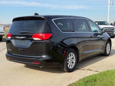 Used 2023 Chrysler Voyager LX FWD image 5