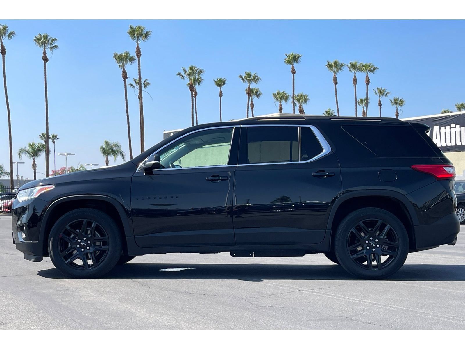 Used 2021 Chevrolet Traverse LT w/ LPO, Blackout Package FWD image 2