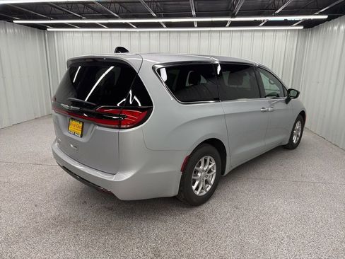 New 2026 Chrysler Pacifica Select image 5