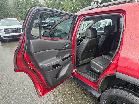 Used 2023 GMC Acadia AT4 w/ Technology Package image 16