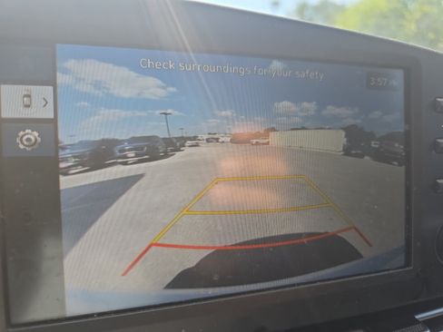 Used 2025 Hyundai Elantra SE FWD image 12