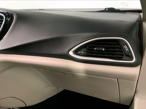 Used 2024 Chrysler Pacifica Touring-L FWD image 18