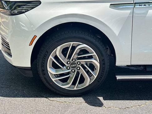 New 2027 Lincoln Navigator Reserve AWD/4WD image 12