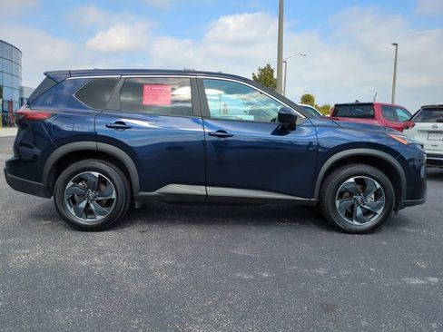 Used 2024 Nissan Rogue SV image 3