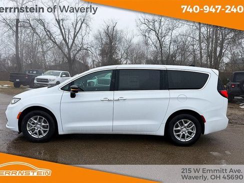 New 2026 Chrysler Pacifica Select image 4