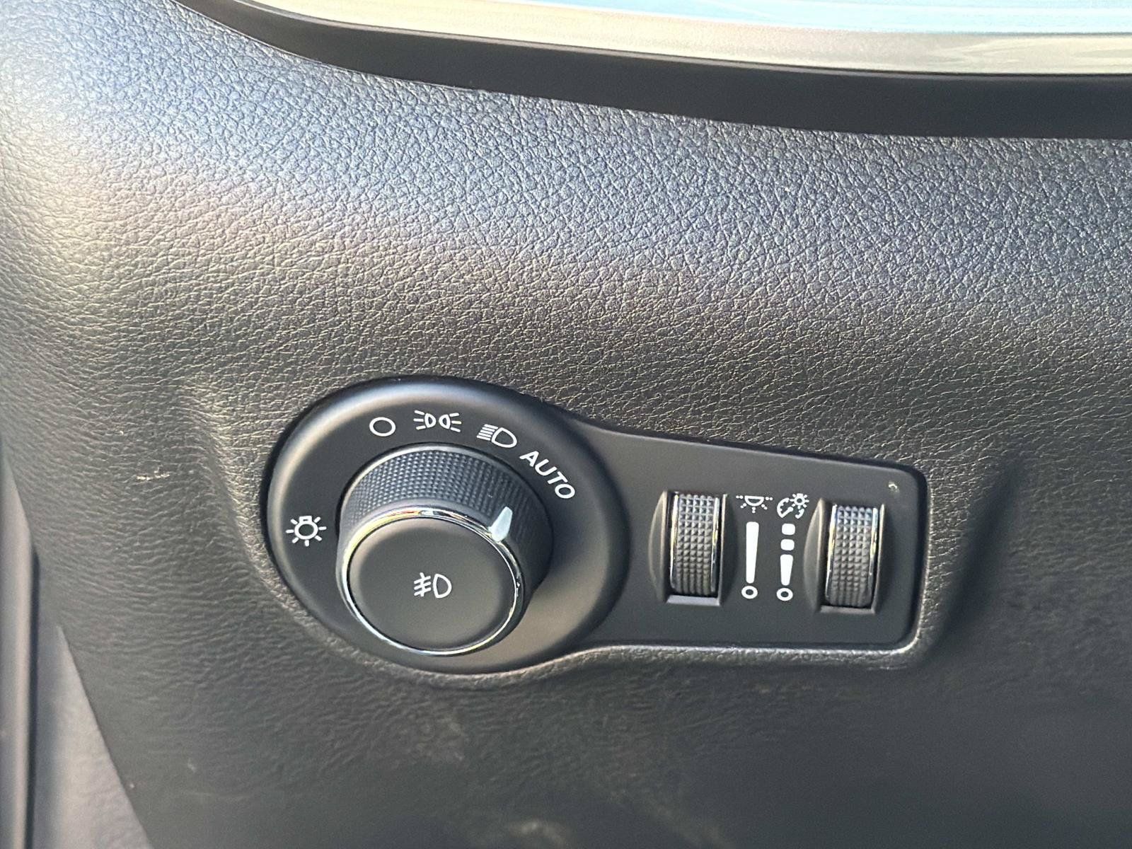 Used 2024 Jeep Compass Latitude AWD/4WD image 16