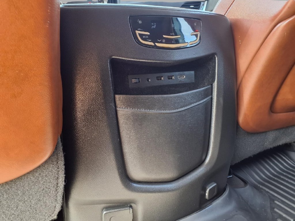 Used 2019 Cadillac Escalade Luxury AWD/4WD image 24